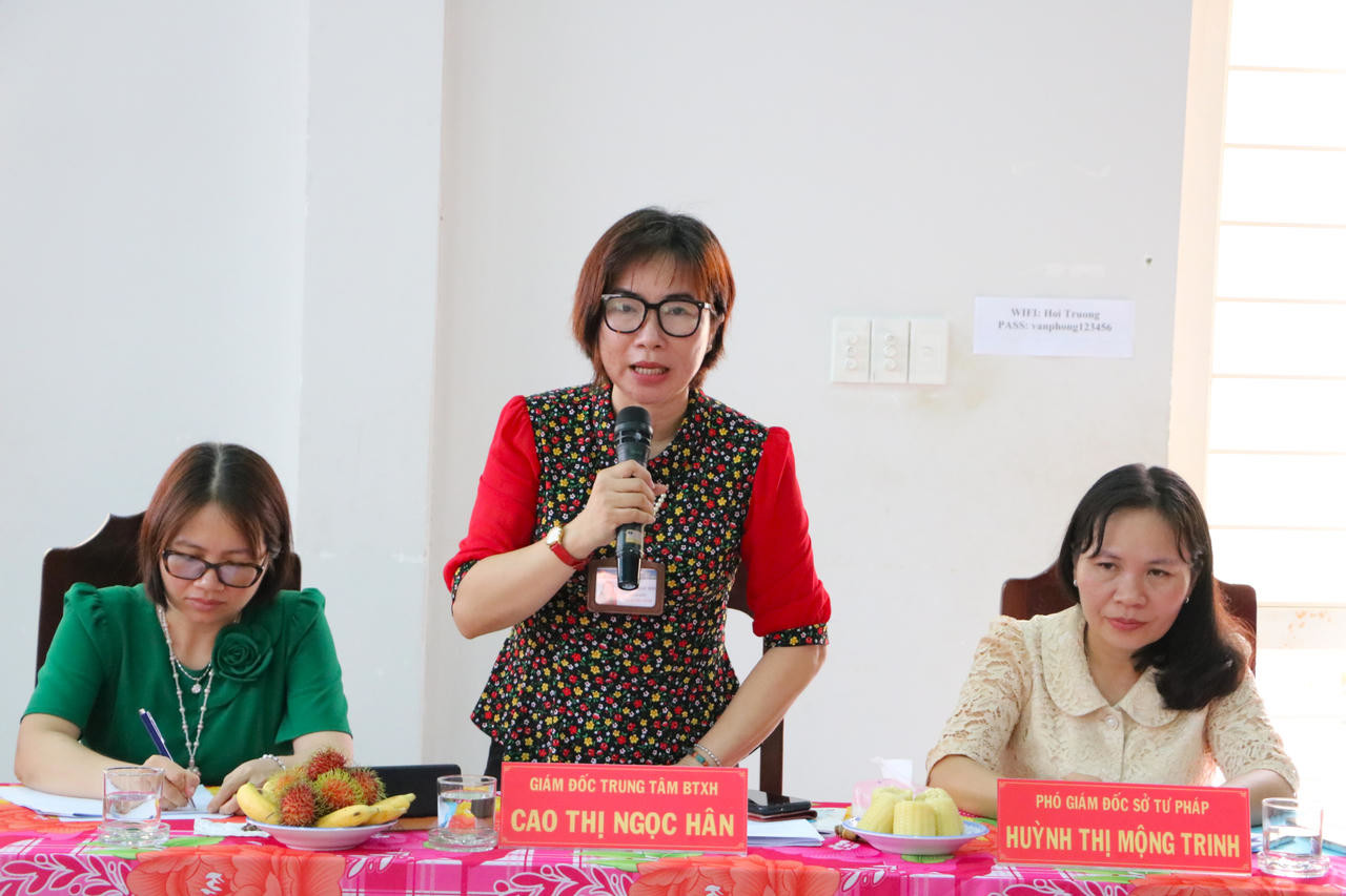 Giám đốc Trung tâm Bảo trợ Xã hội Tây Ninh Cao Thị Ngọc Hân đưa ra những khó khăn thực tiễn trong hoạt động nhận nuôi con nuôi (ảnh: Khánh Toàn)