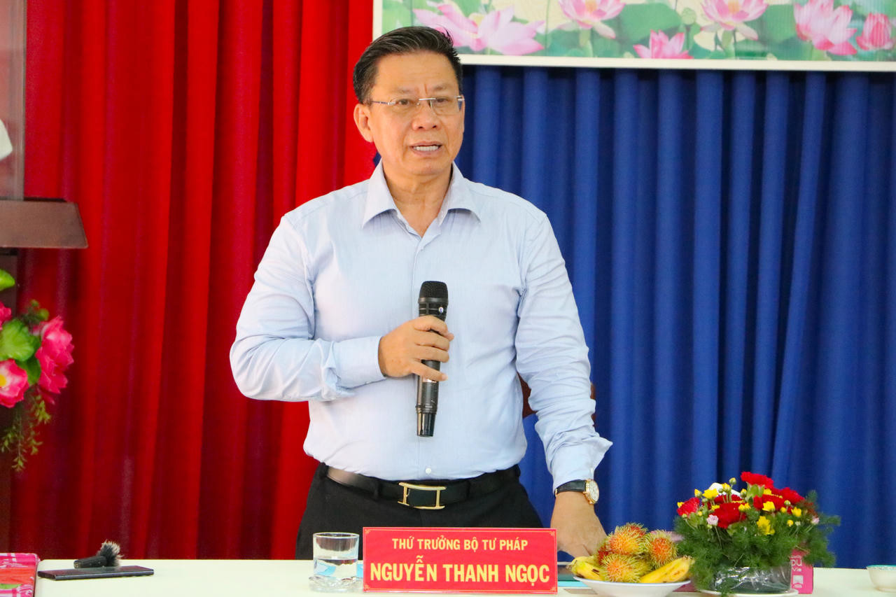 Thứ trưởng Bộ Tư pháp Nguyễn Thanh Ngọc đánh giá cao những ý kiến đóng góp của các đại biểu (ảnh: Khánh Toàn)