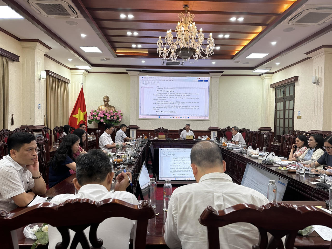 Thứ trưởng Bộ Tư pháp Nguyễn Thanh Tú chủ trì cuộc làm việc với các cơ quan, đơn vị, tổ soạn thảo, chuyên gia để hoàn thiện dự thảo Luật Luật sư (sửa đổi) sau thẩm định. Ảnh: PV