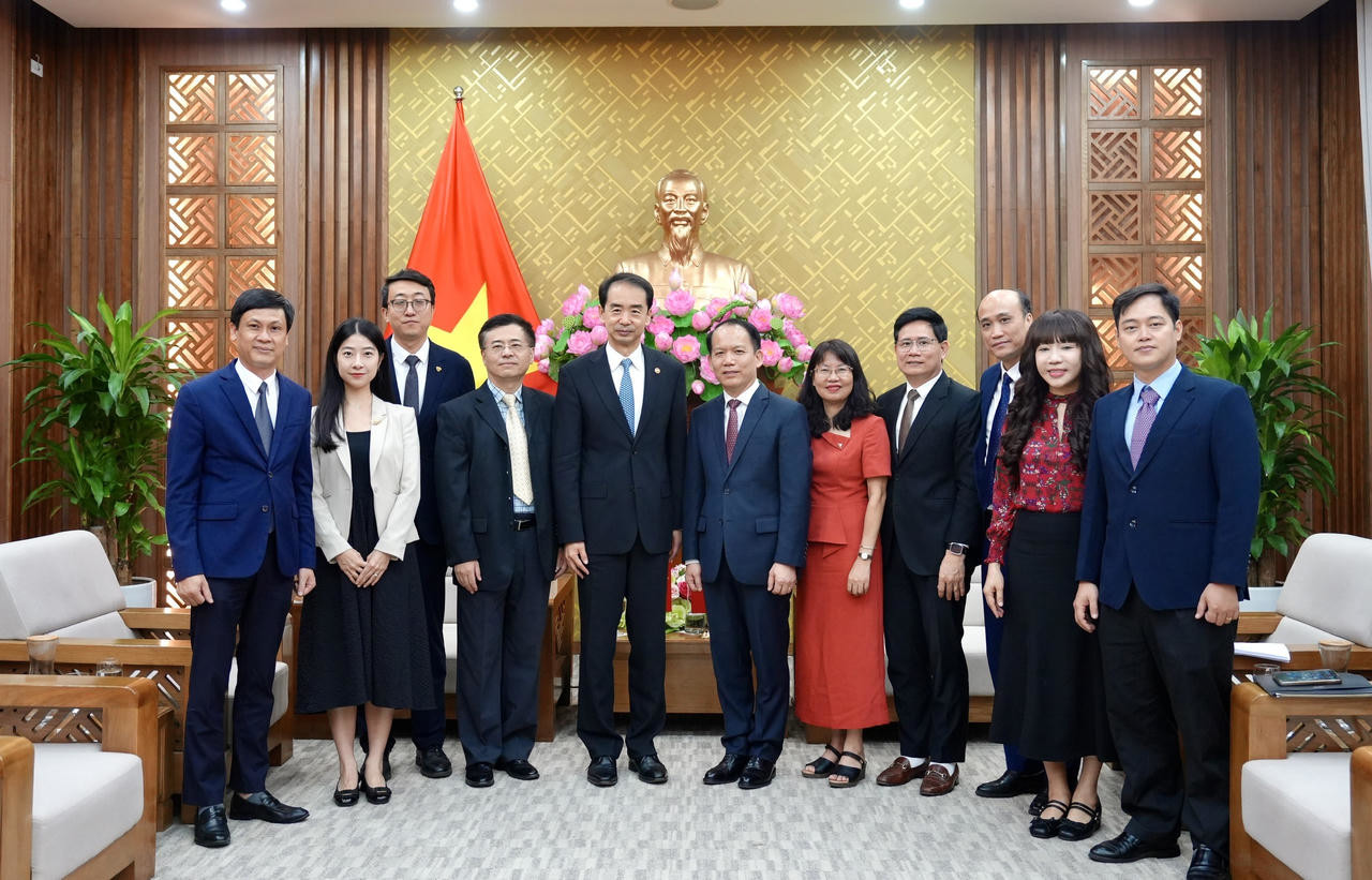 Bộ trưởng Hoàng Thanh Tùng chụp ảnh lưu niệm cùng đoàn công tác của Đại sứ Hà Vĩ.