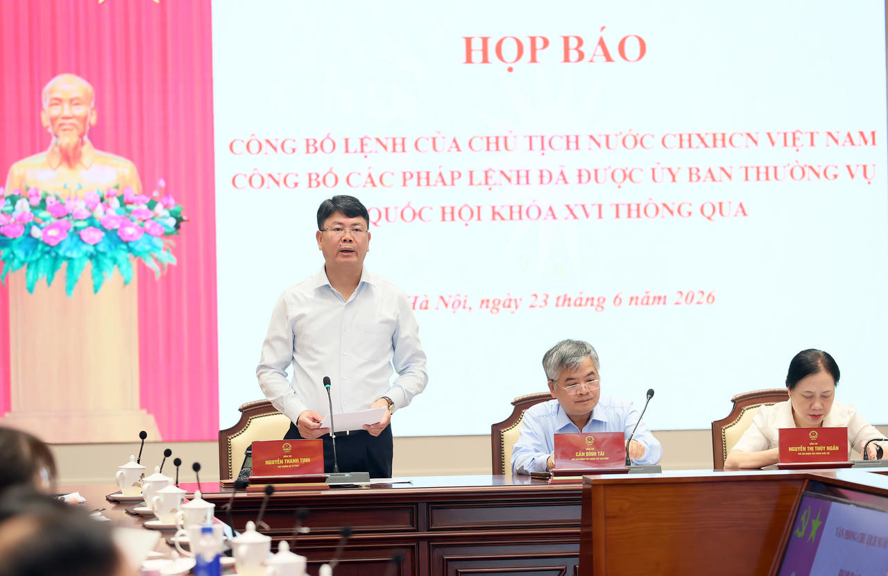 Thứ trưởng Nguyễn Thanh Tịnh giới thiệu về Pháp lệnh sửa đổi, bổ sung một số điều của Pháp lệnh Hợp nhất văn bản quy phạm pháp luật.