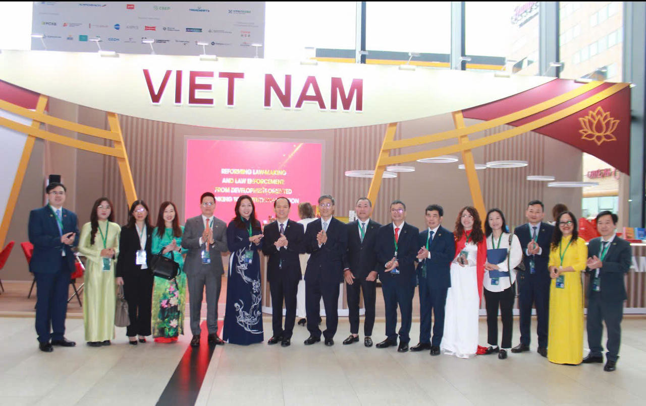 Đoàn Việt Nam tham dự Diễn đàn