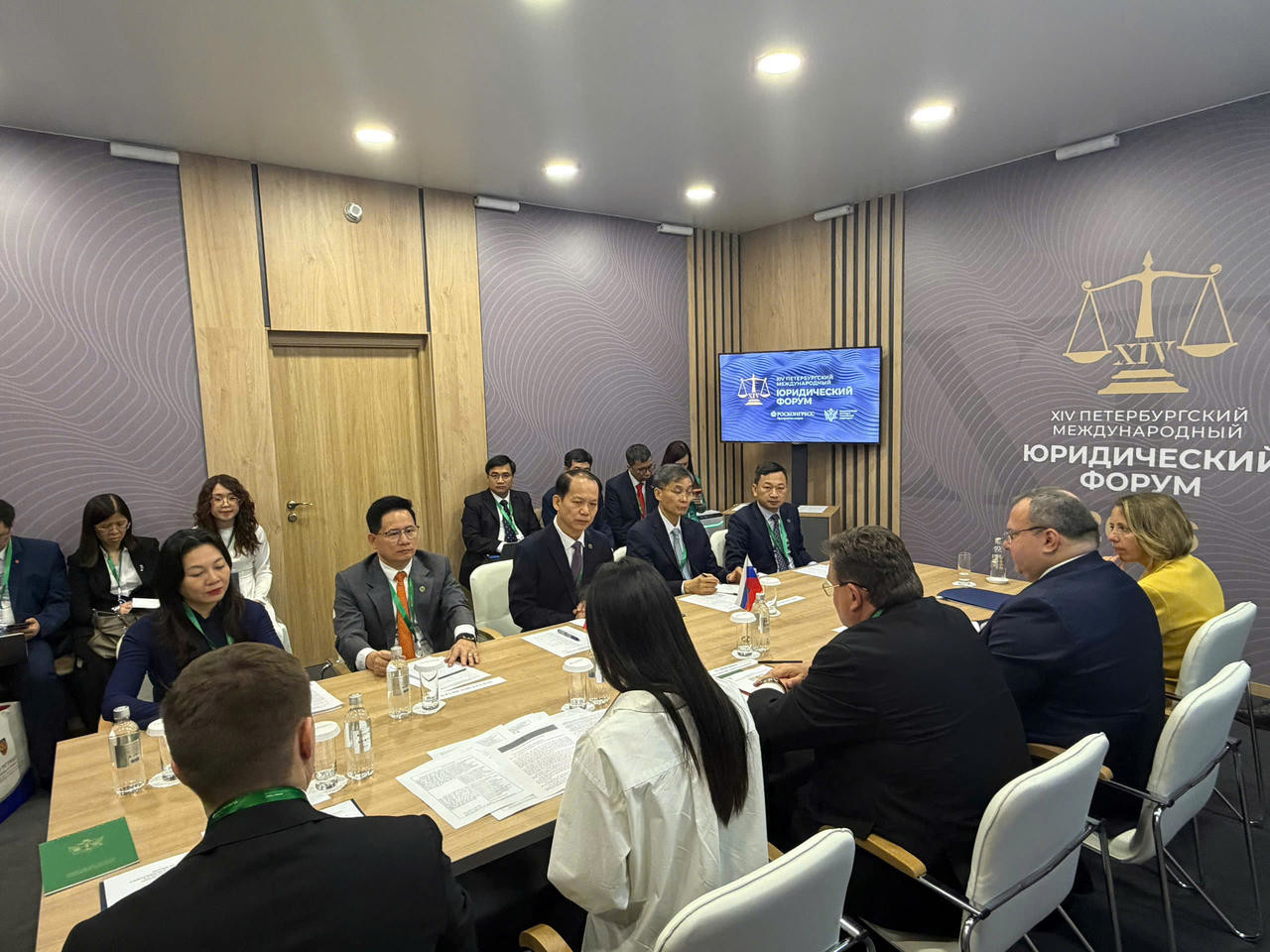 Bộ trưởng Tư  pháp Liên bang Nga Konstantin Anatolyevich Chuychenko cho biết rất hân hạnh khi có cuộc Hội đàm với Bộ trưởng Bộ Tư pháp Việt Nam