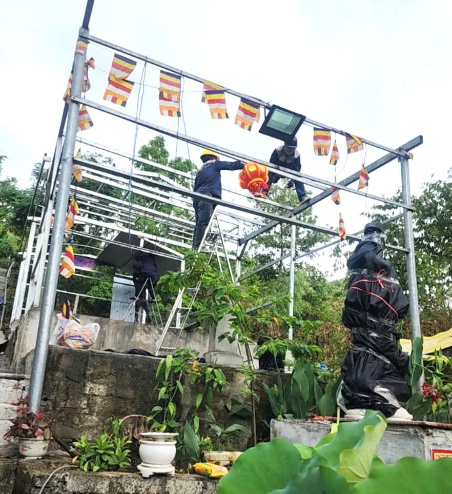 Lực lượng chức năng phối hợp tổ chức kiểm tra, chỉ đạo tháo dỡ, di dời công trình xây dựng trái phép tại xã Phú Trạch, tỉnh Quảng Trị.