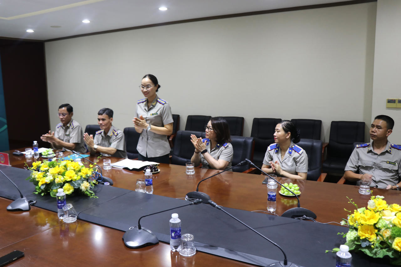 Đại diện lãnh đạo Thi hành án dân sự tỉnh Quảng Trị trao đổi các nội dung phối hợp tại lễ ký kết Biên bản ghi nhớ với BIDV - Chi nhánh Quảng Bình.