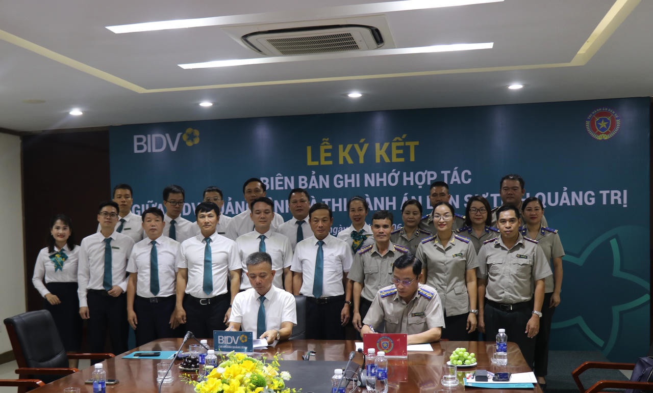 Lãnh đạo Thi hành án dân sự tỉnh Quảng Trị và BIDV - Chi nhánh Quảng Bình thực hiện nghi thức ký kết Biên bản ghi nhớ hợp tác.