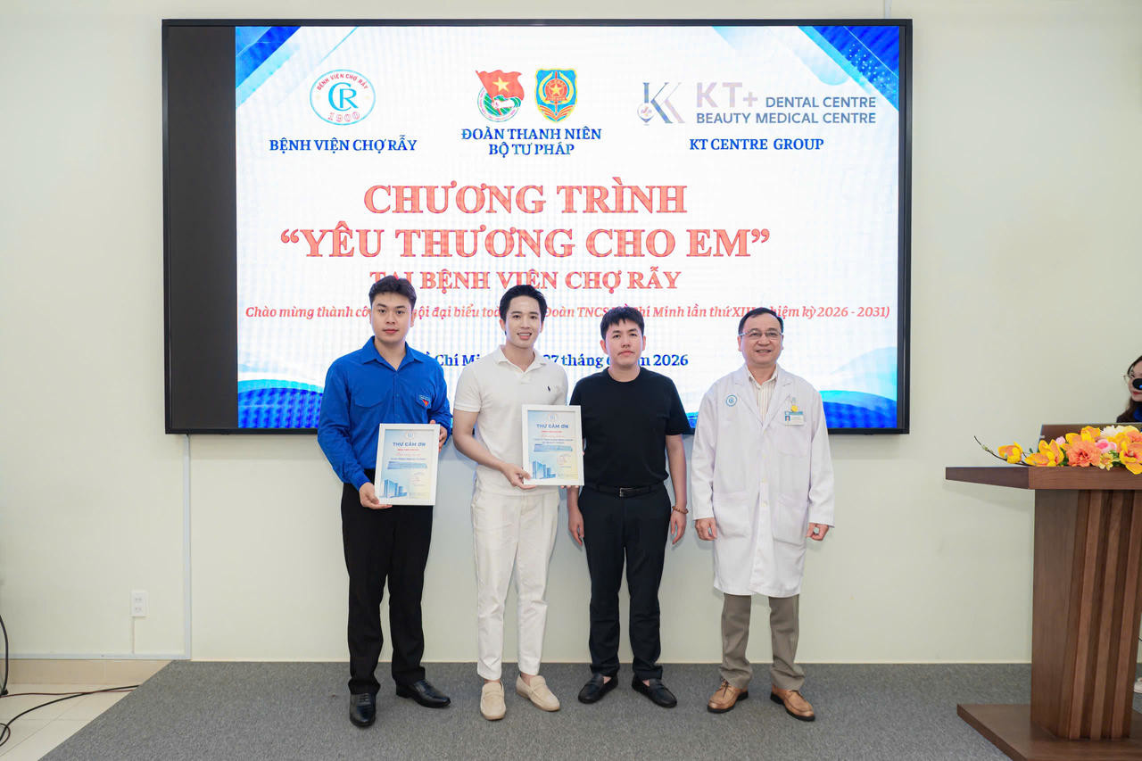 Đại diện Bệnh viện Chợ Rẫy trao gửi thư cảm ơn gửi Đoàn Thanh niên Bộ Tư pháp và đơn vị tài trợ.