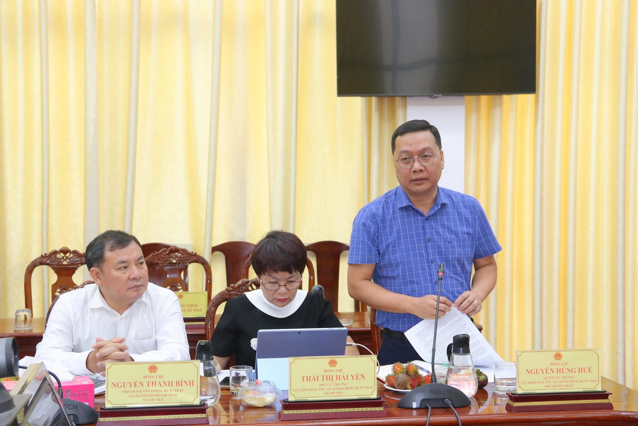 Ông Nguyễn Hùng Huế - Quyền Cục trưởng Cục Kiểm soát TTHC – Bộ Tư pháp trao đổi với địa phương