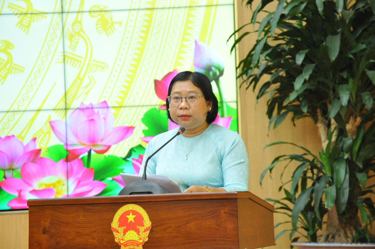 Bà Lê Xuân Hoa – Phó Chánh Văn phòng UBND Thành phố, Giám đốc Trung tâm Hành chính công TP Cần Thơ báo cáo với Đoàn Công tác