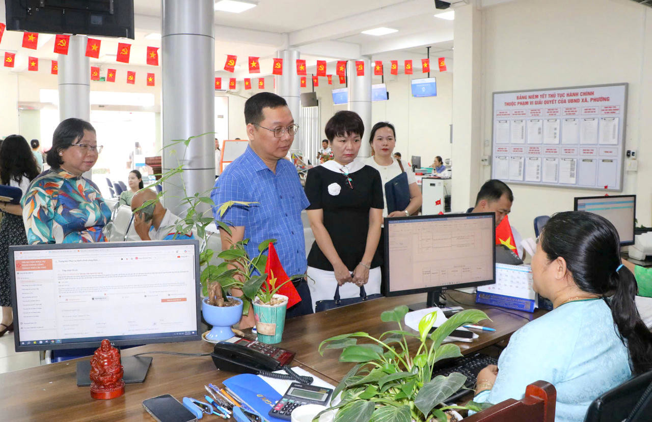 Đoàn công tác kiểm tra về phân cấp, cắt giảm, đơn giản hóa TTHC, điều kiện kinh doanh và kiểm soát TTHC tại phường Ninh Kiều