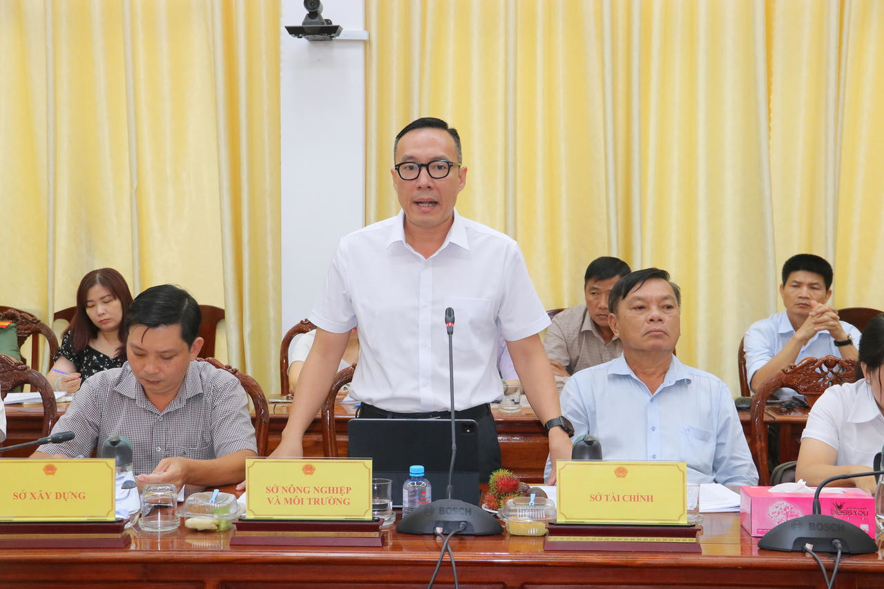 Ông Trần Phú Lộc Thành - Phó Giám đốc Sở Nông nghiệp và Môi trường TP Cần Thơ trao đổi với Đoàn Công tác