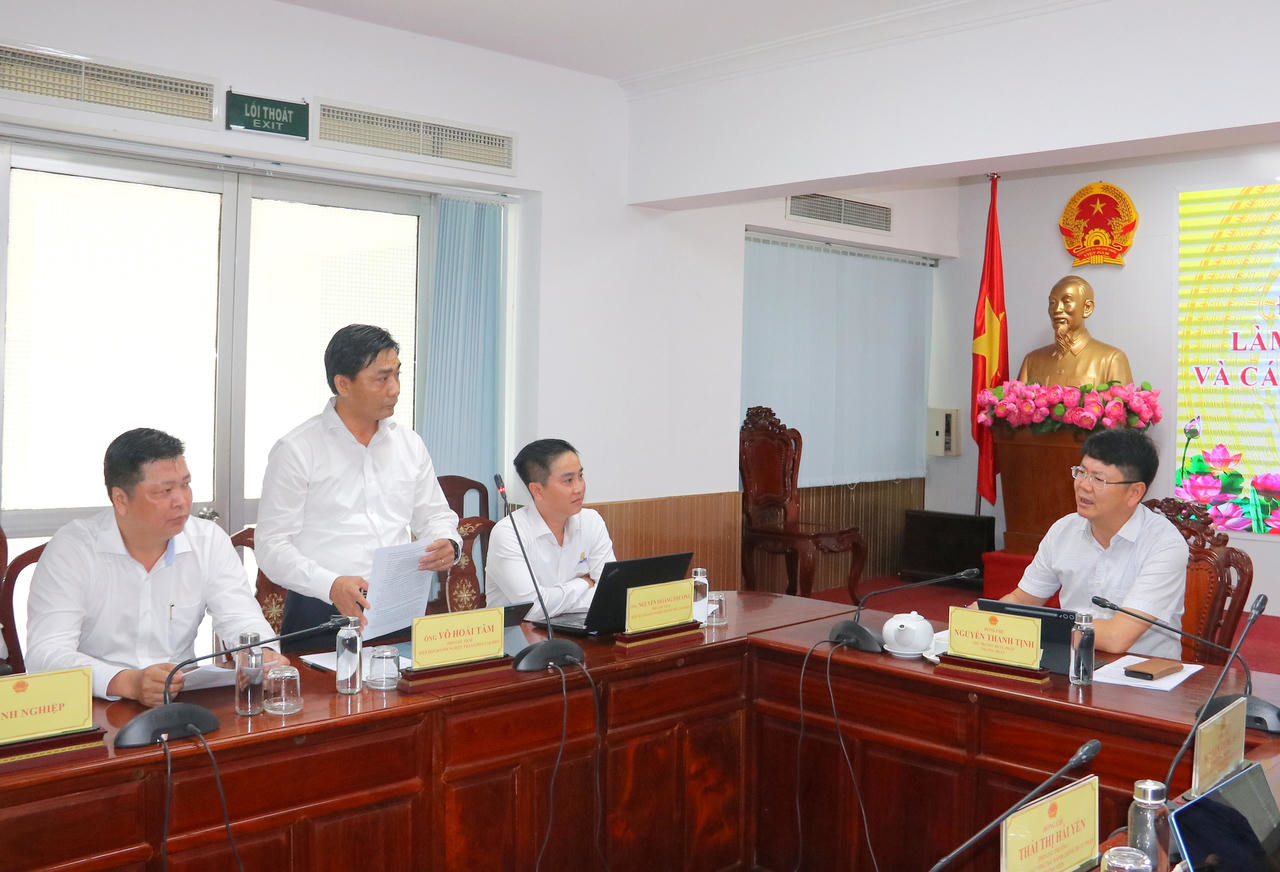 Thứ trưởng Bộ Tư pháp Nguyễn Thanh Tịnh lắng nghe ý kiến của Hiệp hội Doanh nghiệp TP Cần Thơ