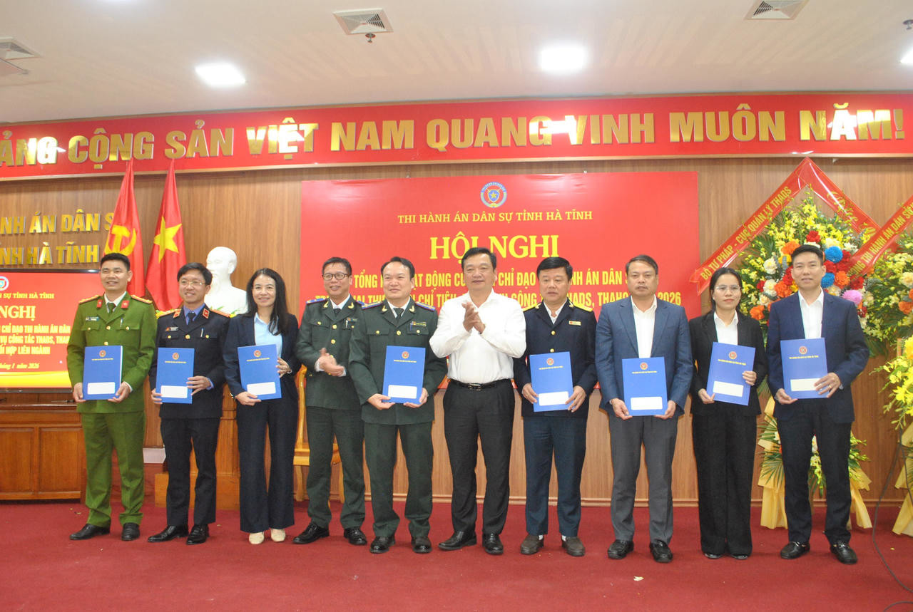 C&aacute;c đơn vị k&yacute; kết phối hợp trong c&ocirc;ng t&aacute;c THADS dưới sự chứng kiến của Trưởng Ban Chỉ đạo THADS tỉnh H&agrave; Tĩnh.