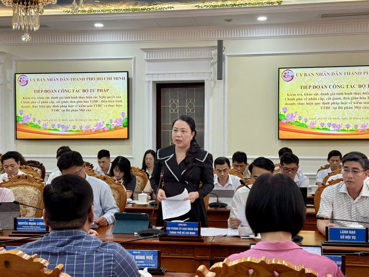 Đại diện UBND TP HCM báo cáo với đoàn công tác (Ảnh: Bùi Yên).