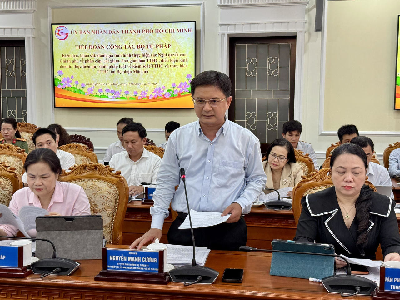 Phó Chủ tịch UBND TP HCM Nguyễn Mạnh Cường nêu một số lý do dẫn đến gặp khó khăn, hạn chế trong việc thực hiện TTHC ở các cấp (Ảnh: Bùi Yên).