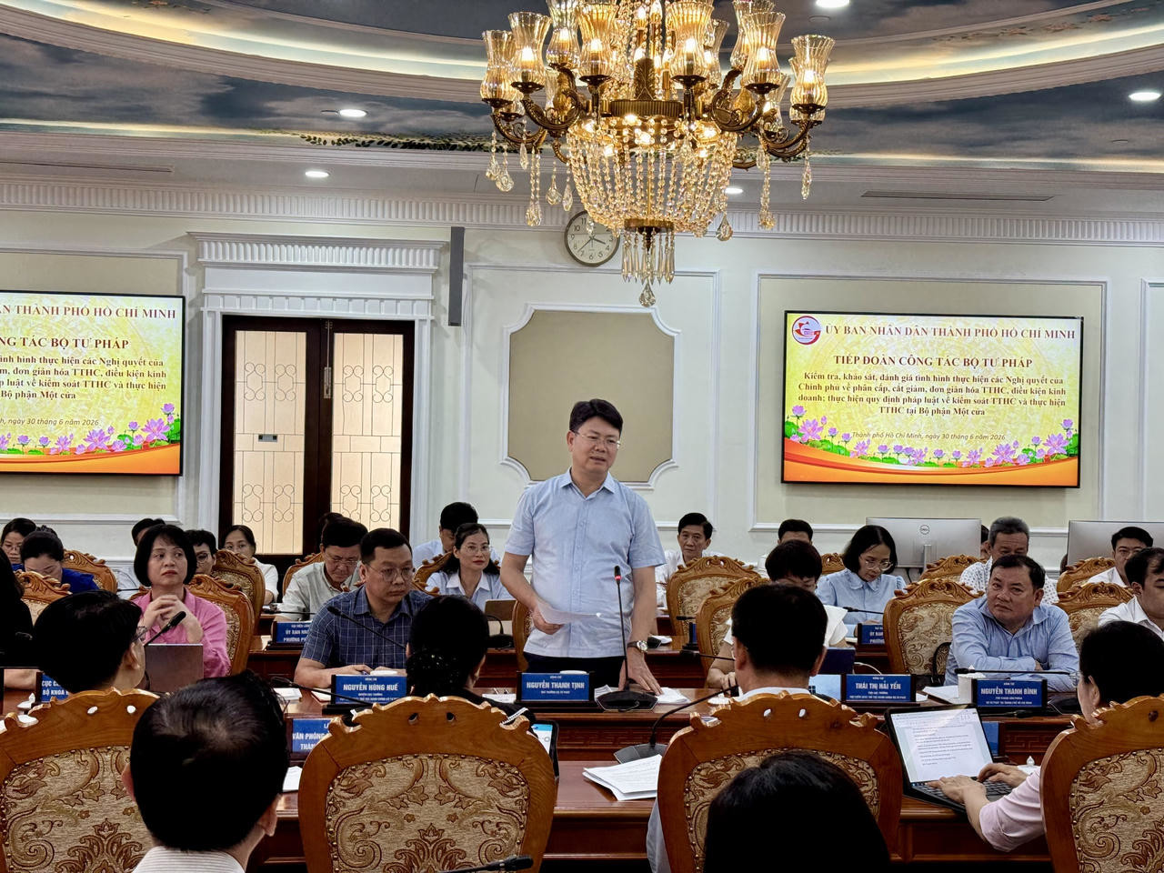 Thứ trưởng Bộ Tư pháp Nguyễn Thanh Tịnh kết luận tại buổi làm việc với TP HCM về phân cấp, cắt giảm TTHC (Ảnh: Bùi Yên).