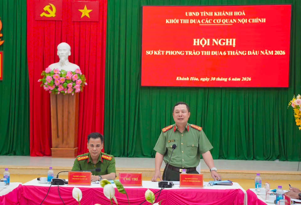 Có thể là hình ảnh về cái bục và văn bản
