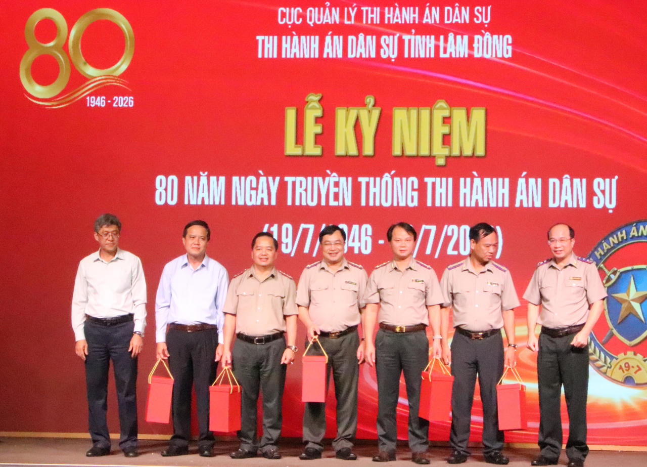 Lãnh đạo tỉnh Lâm Đồng, lãnh đạo Cục quản lý THADS tặng quà lưu niệm cho lãnh đạo cơ quan THADS các tỉnh Lâm Đồng, Đắk Lắk, Khánh Hoà, Tây Ninh, Hưng Yên.