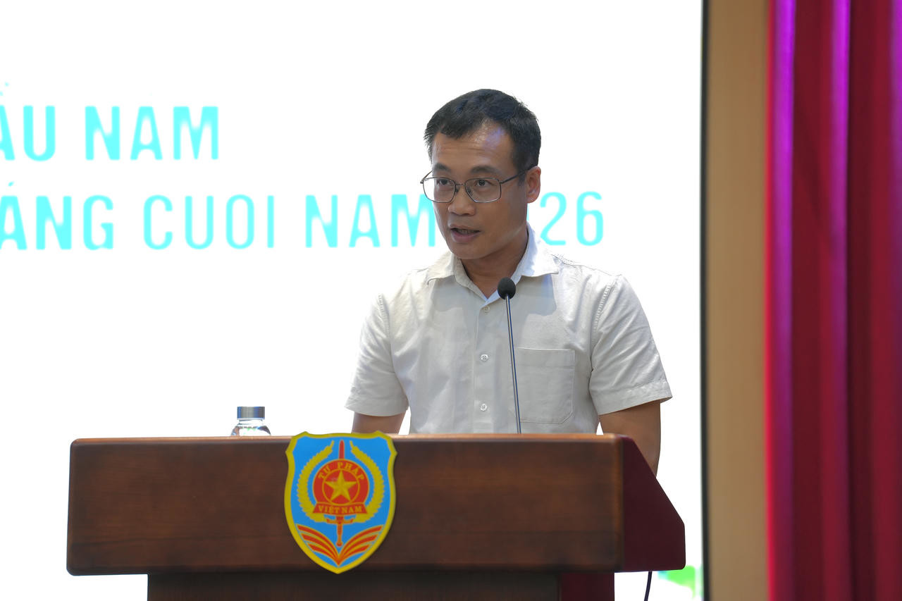Phó Tổng Biên tập Trần Ngọc Hà báo cáo tại Hội nghị.