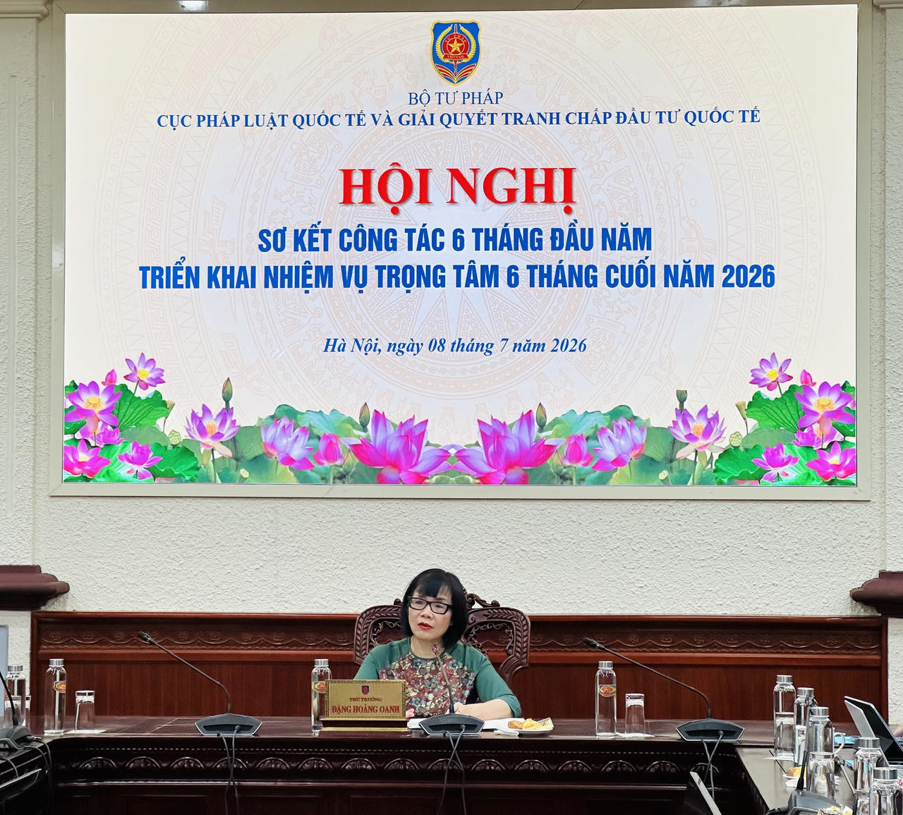 Thứ trưởng Đặng Ho&agrave;ng Oanh đ&aacute;nh gi&aacute; cao những kết quả trong 6 th&aacute;ng đầu năm của Cục PLQT&GQTCĐTQT. Ảnh: V&acirc;n Anh
