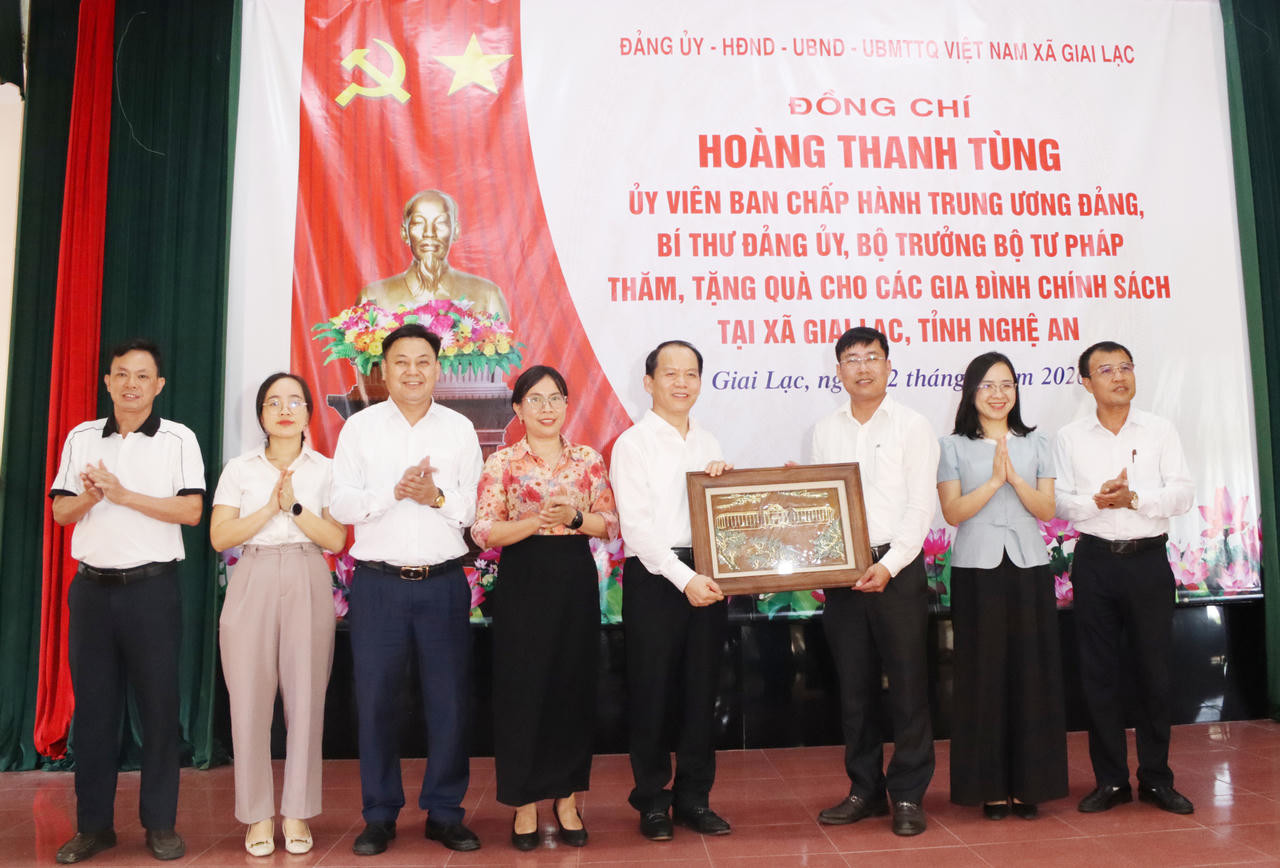 Bộ trưởng Hoàng Thanh Tùng cùng đoàn công tác tặng quà cho Đảng uỷ - HĐND - UBND xã Giai Lạc