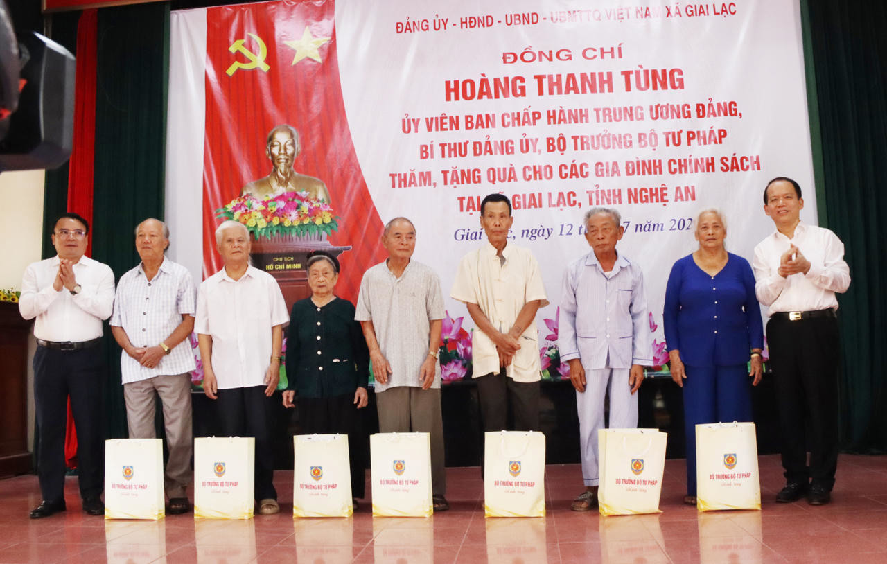 Những món quà từ Bộ Tư pháp.đến với gia đình thân nhân gia đình chính sách trong dịp kỷ niệm 79 năm ngày Thương binh - liệt sĩ.