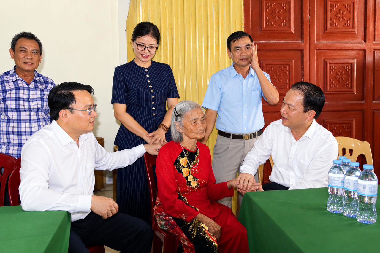 Bộ trưởng Hoàng Thanh Tùng thăm, tặng quà Mẹ Việt Nam Anh hùng Nguyễn Thị Lĩnh