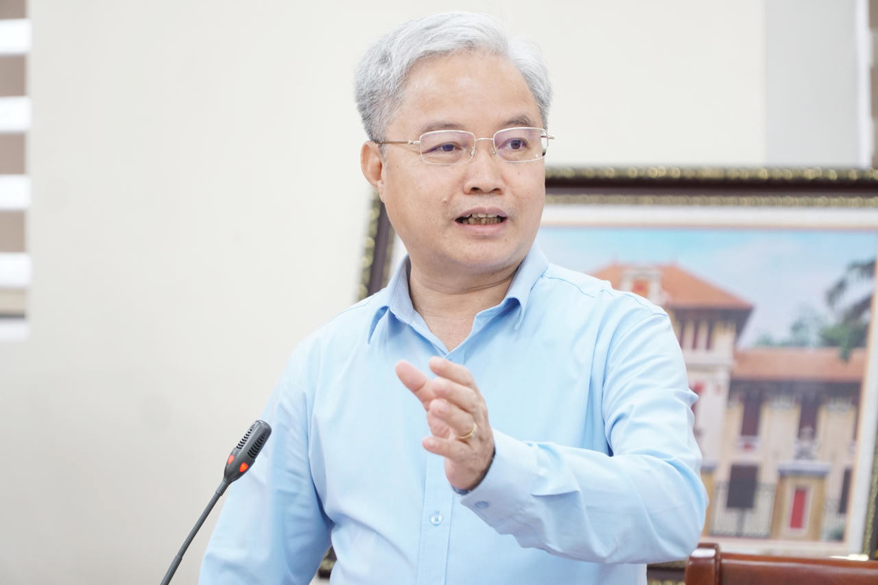 Phó Bí thư chuyên trách Đảng ủy Bộ Tư pháp Nguyễn Quang Thái trao đổi tại buổi làm việc với Sở Tư pháp Nghệ An.