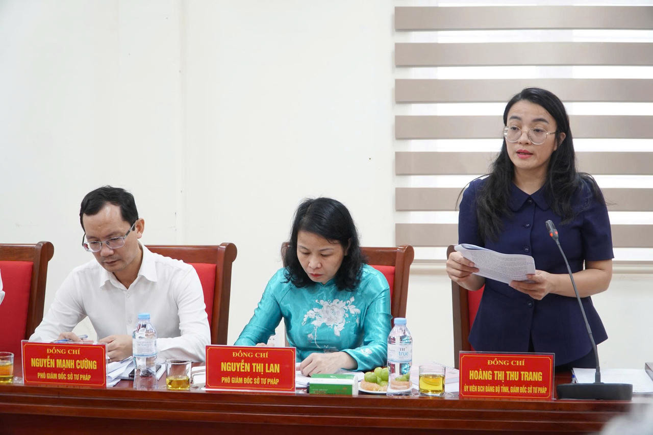 Giám đốc Sở Tư pháp Nghệ An báo cáo tại buổi làm việc.