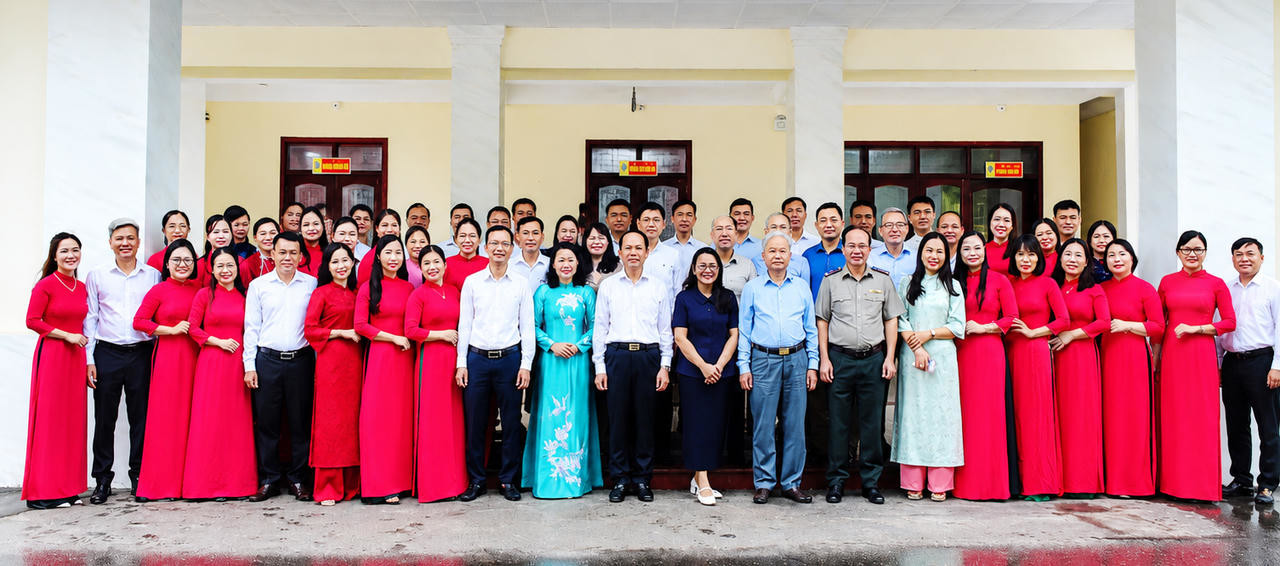 Bộ trưởng Bộ Tư pháp cùng đoàn công tác chụp ảnh kỉ niệm với cán bộ Sở Tư pháp Nghệ An.