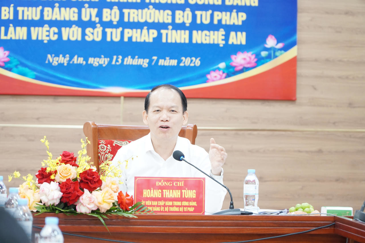 Bộ trưởng Bộ Tư pháp Hoàng Thanh Tùng phát biểu kết luận tại buổi làm việc với Sở Tư pháp Nghệ An.