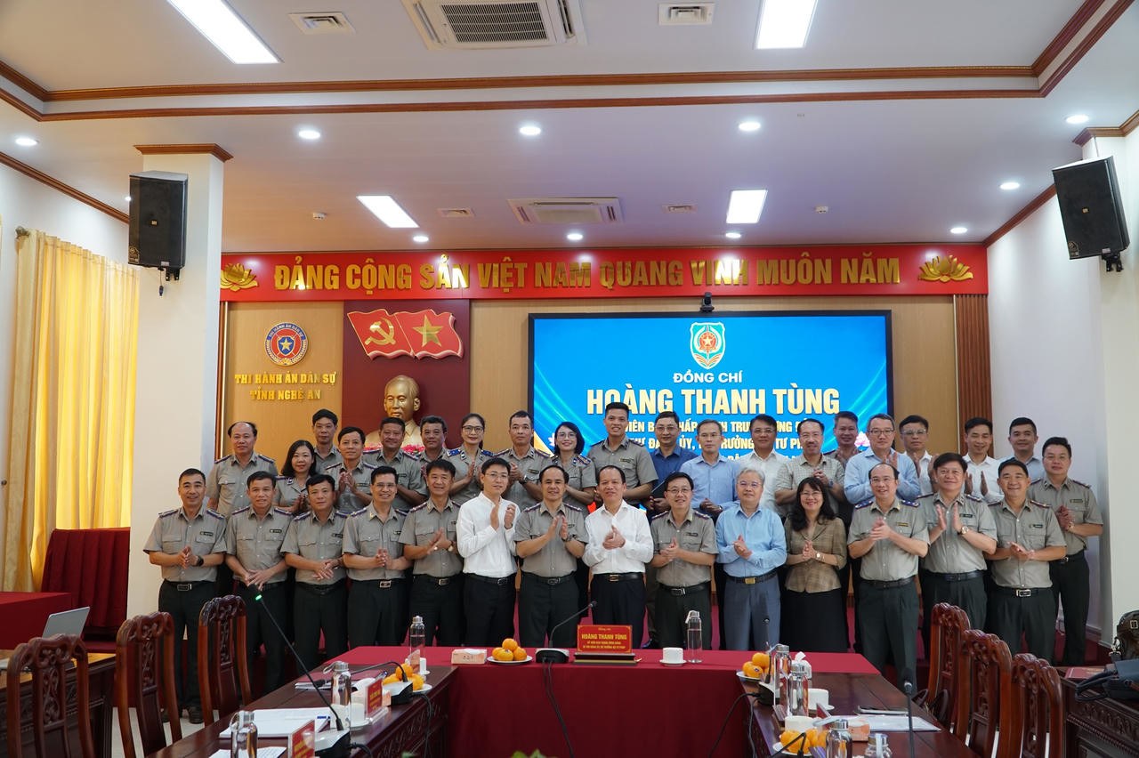 Bộ trưởng Hoàng Thanh Tùng và đoàn công tác Bộ Tư pháp chụp ảnh kỉ niệm cùng Thi hành án dân sự tỉnh Nghệ An