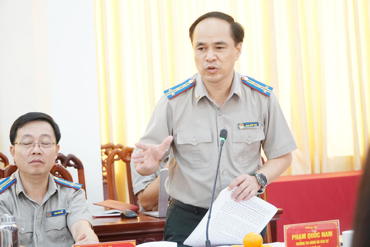 Ông Phạm Quốc Nam – Trưởng Thi hành án dân sự tỉnh Nghệ An báo cáo tại buổi làm việc.