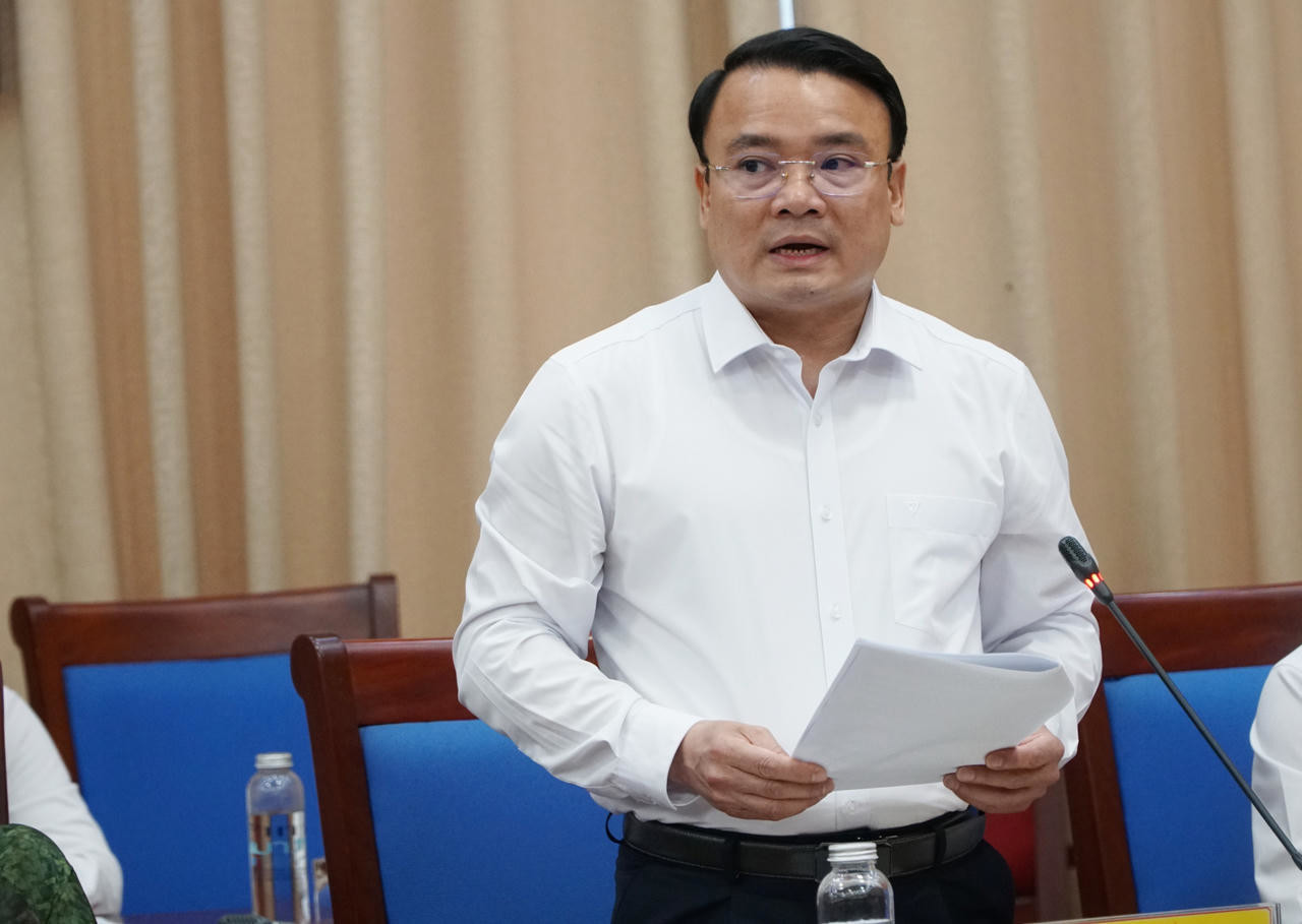 Ông Phùng Thành Vinh - Tỉnh uỷ viên, Phó Chủ tịch UBND tỉnh Nghệ An trình bày báo cáo tại Hội nghị.