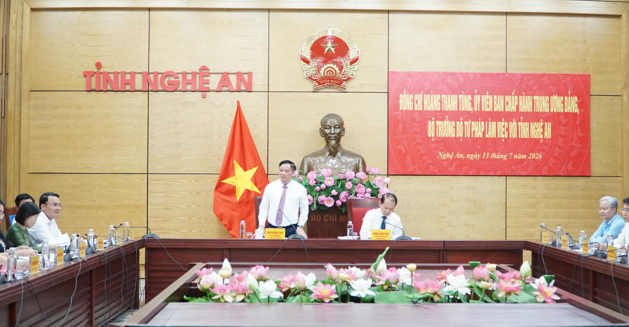 Bí thư Tỉnh ủy Nghệ An Nguyễn Khắc Thận phát biểu tại buổi làm việc.