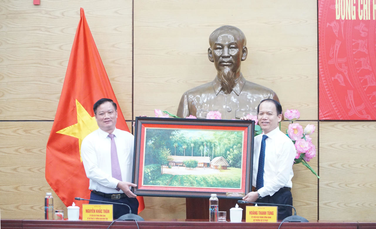 Bí thư Tỉnh ủy Nghệ An Nguyễn Khắc Thận trao tặng bức tranh kỉ niệm cho Bộ trưởng Bộ Tư pháp Hoàng Thanh Tùng.