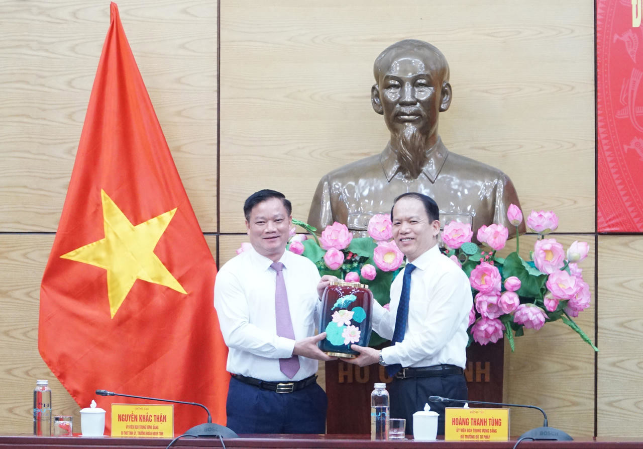 Bộ trưởng Hoàng Thanh Tùng trao quà kỉ niệm cho Bí thư Tỉnh ủy Nghệ An Nguyễn Khắc Thận.