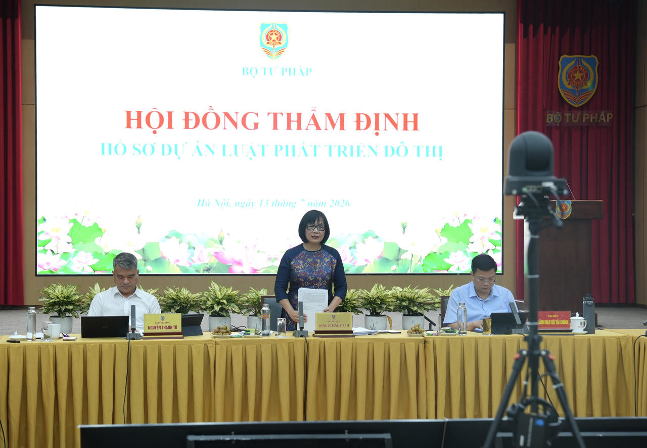 Thứ trưởng Bộ Tư pháp Đặng Hoàng Oanh phát biểu tại buổi thẩm định.