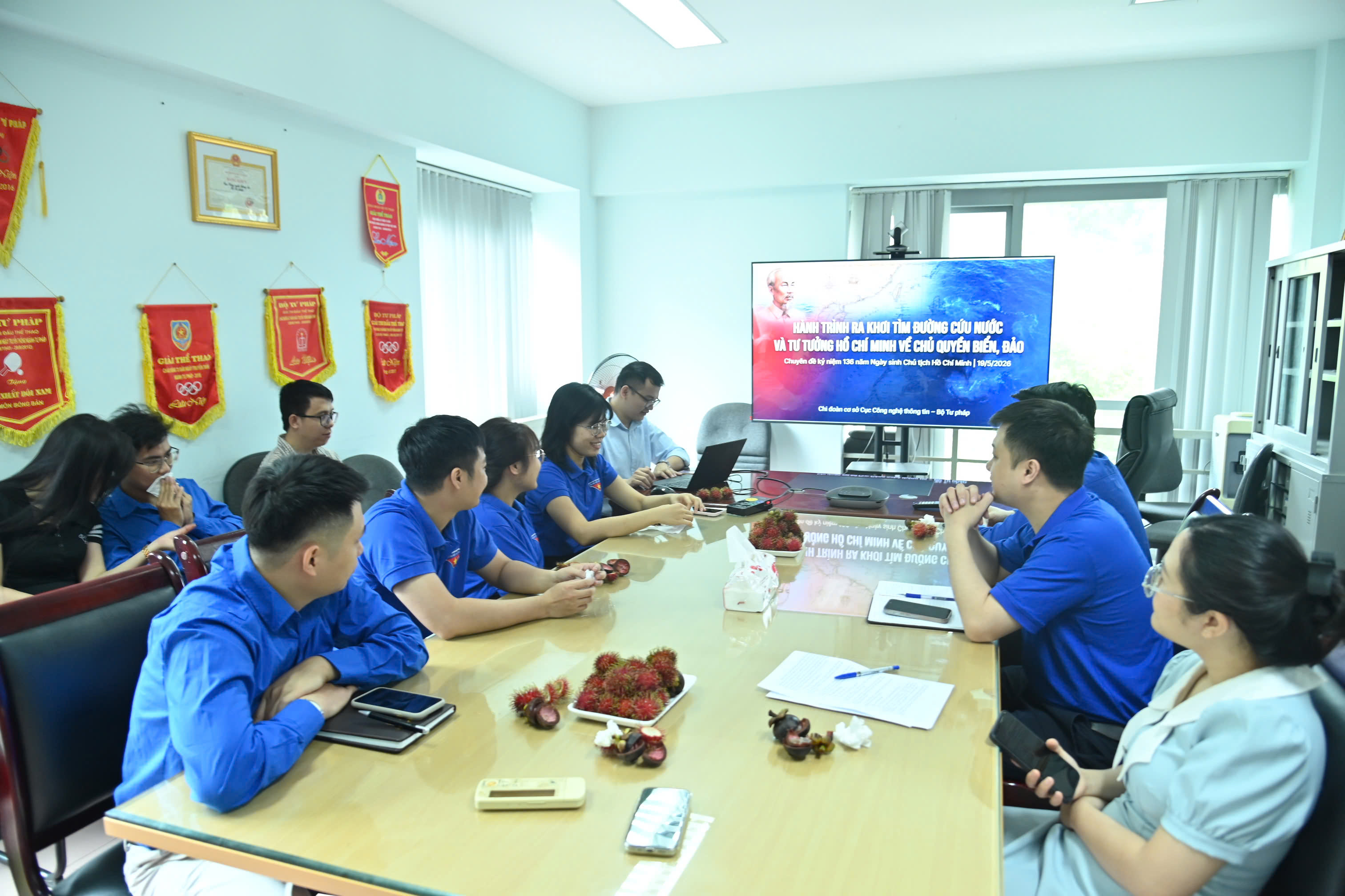 Đồng ch&iacute; Vũ Hải Ho&agrave;ng, đo&agrave;n vi&ecirc;n Chi đo&agrave;n Cục C&ocirc;ng nghệ th&ocirc;ng tin tr&igrave;nh b&agrave;y Chuy&ecirc;n đề tại buổi sinh hoạt.