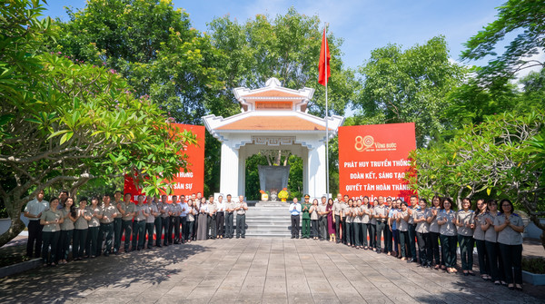 Ảnh đại diện Đoàn đại biểu Bộ Tư pháp, Cục Quản lý Thi hành án dân sự dâng hương tại Khu di tích Bộ Tư pháp
