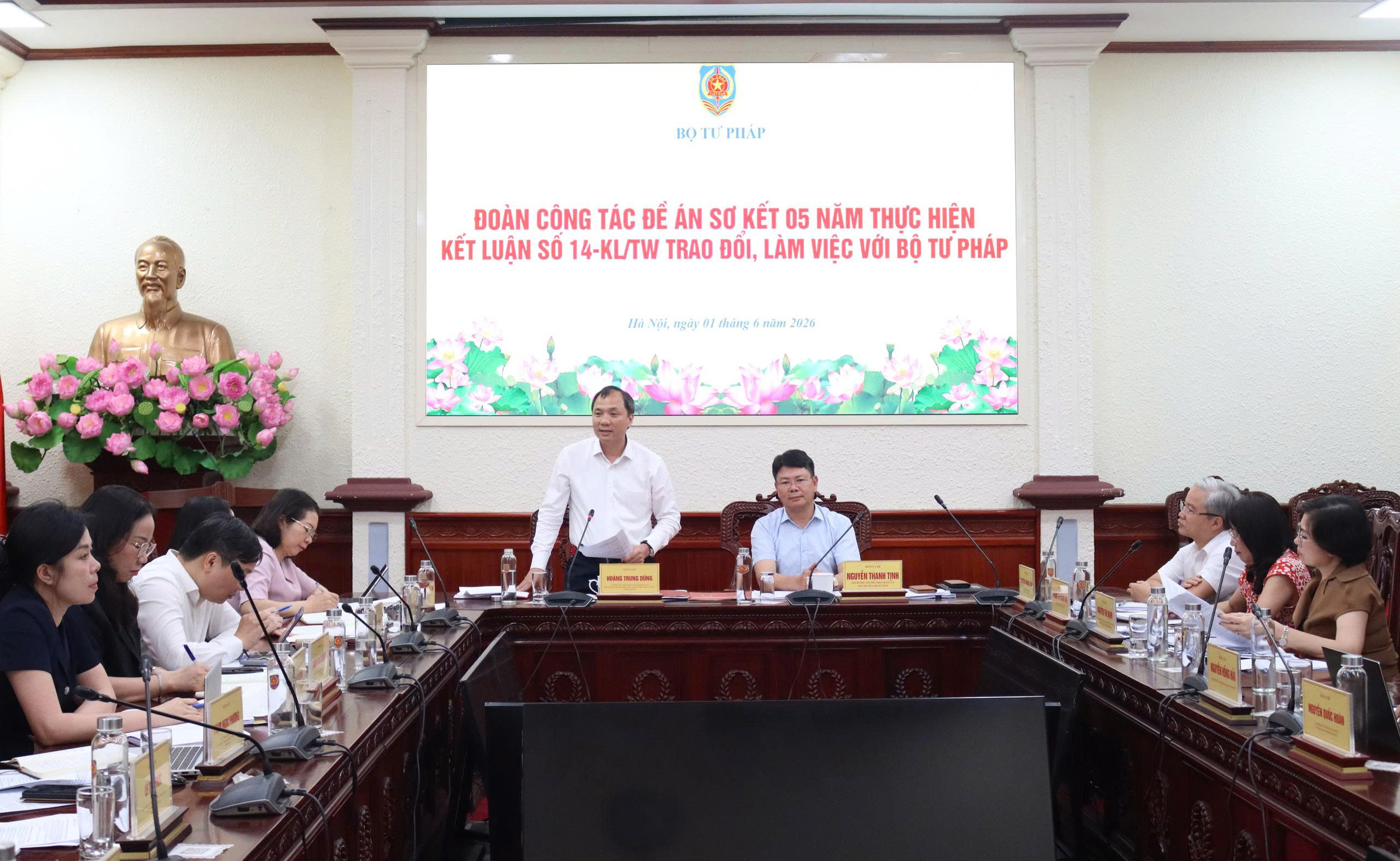 Quang cảnh buổi làm việc.