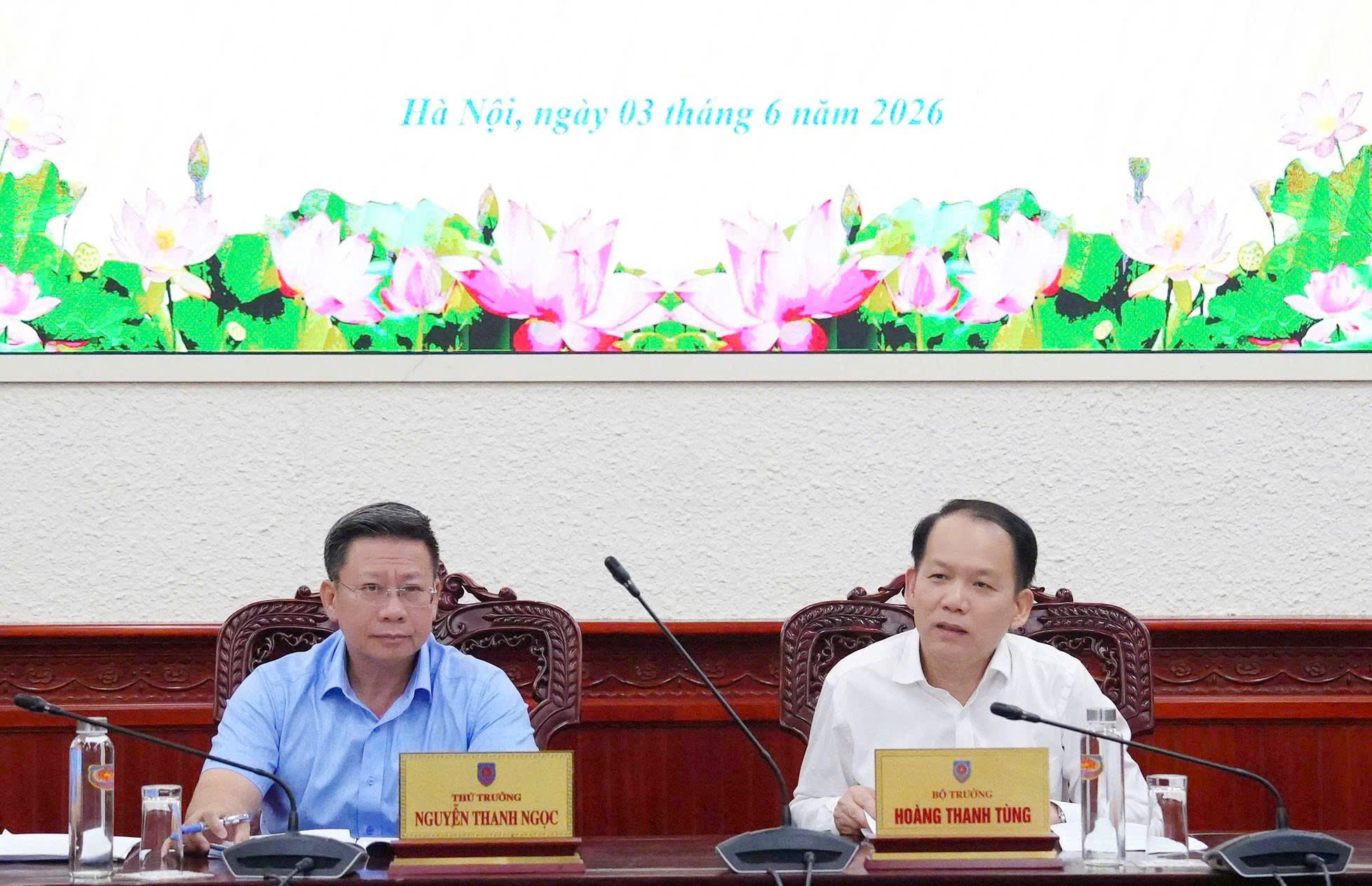 Ảnh đại diện bài viết: bộ trưởng hoàng thanh tùng và thứ trưởng nguyễn thanh ngọc tại buổi làm việc. (ảnh: pv)