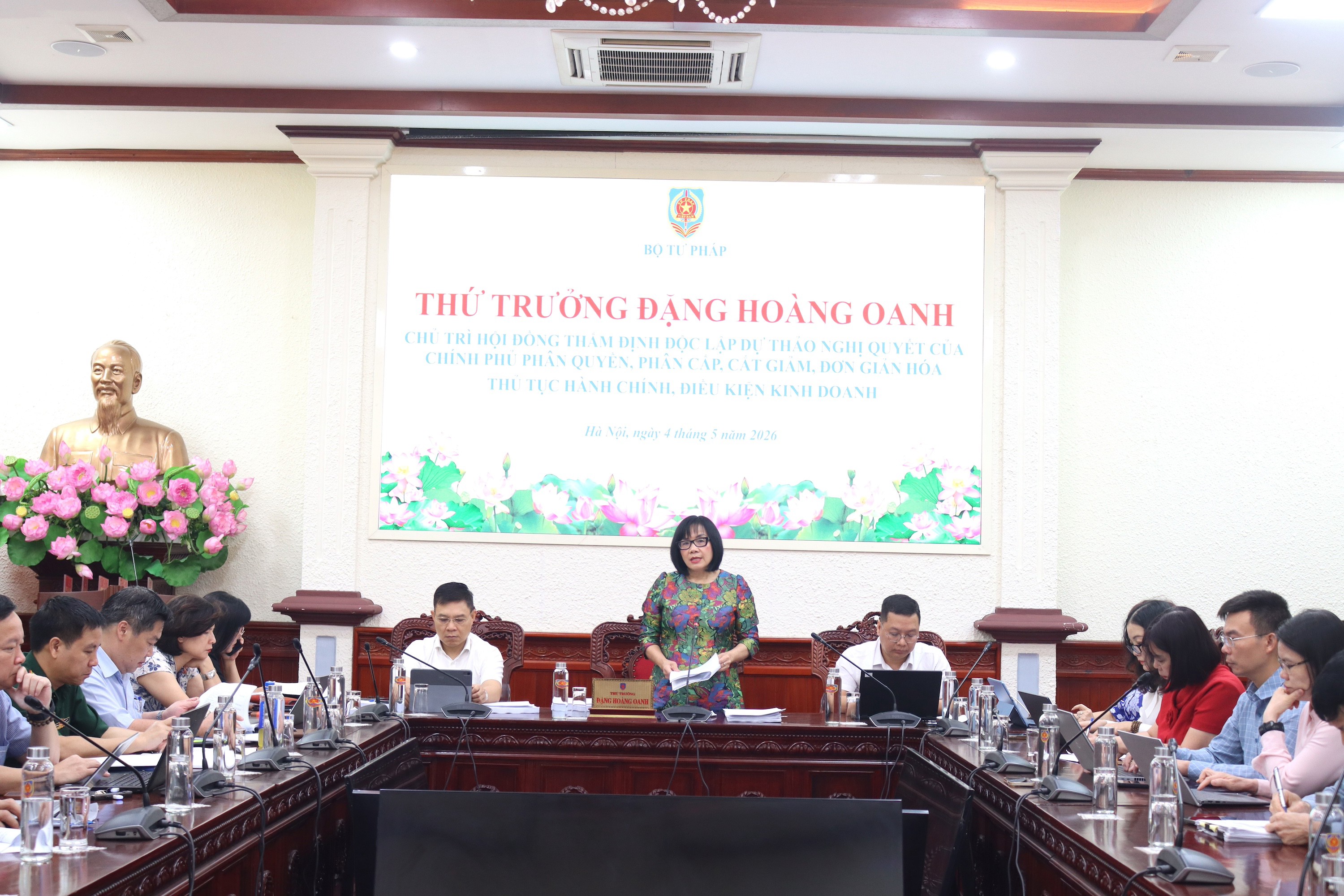 Ảnh đại diện bài viết: quang cảnh cuộc họp do thứ trưởng đặng hoàng oanh chủ trì. (ảnh: pv)