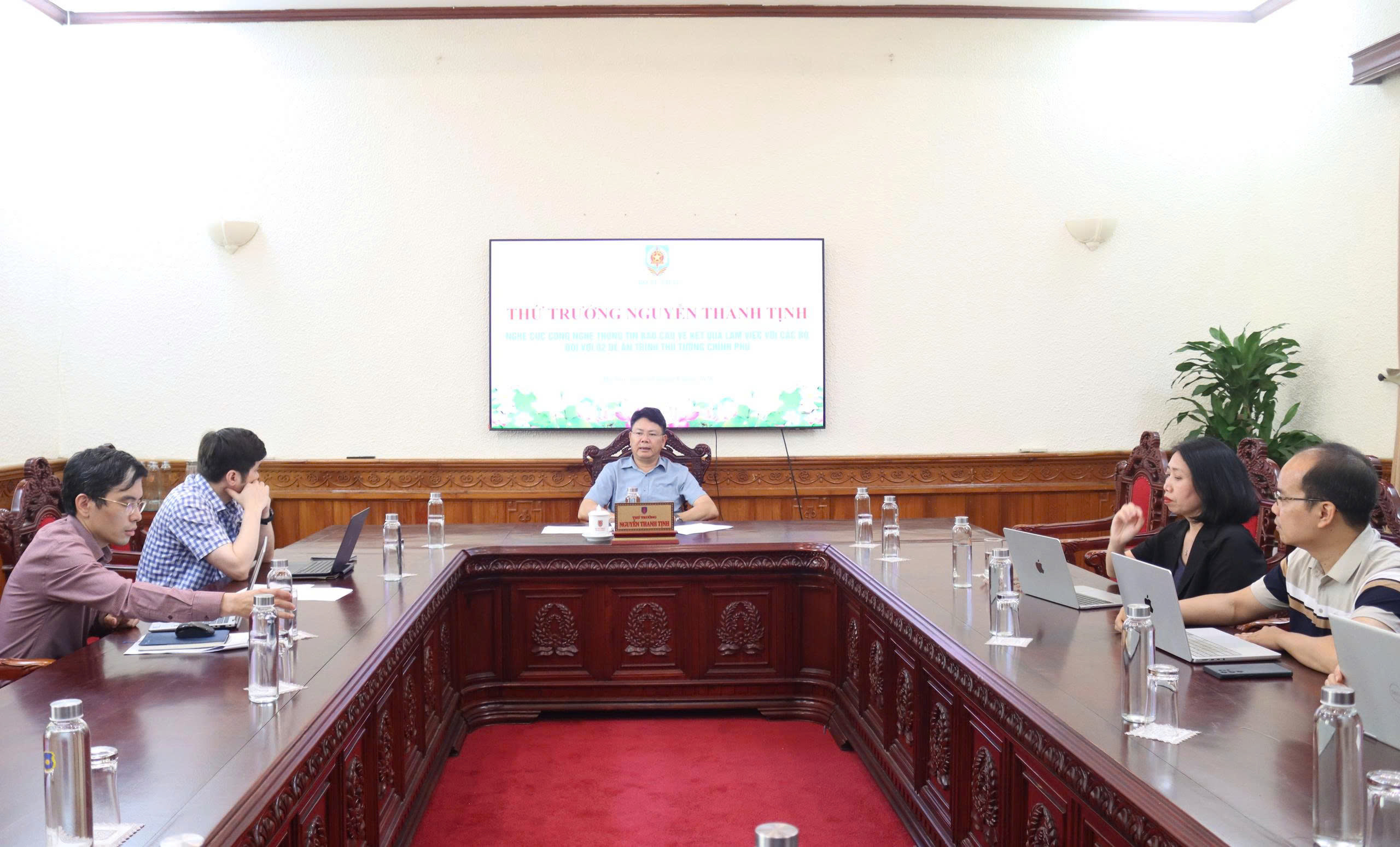 Ảnh đại diện bài viết: quang cảnh buổi làm việc.