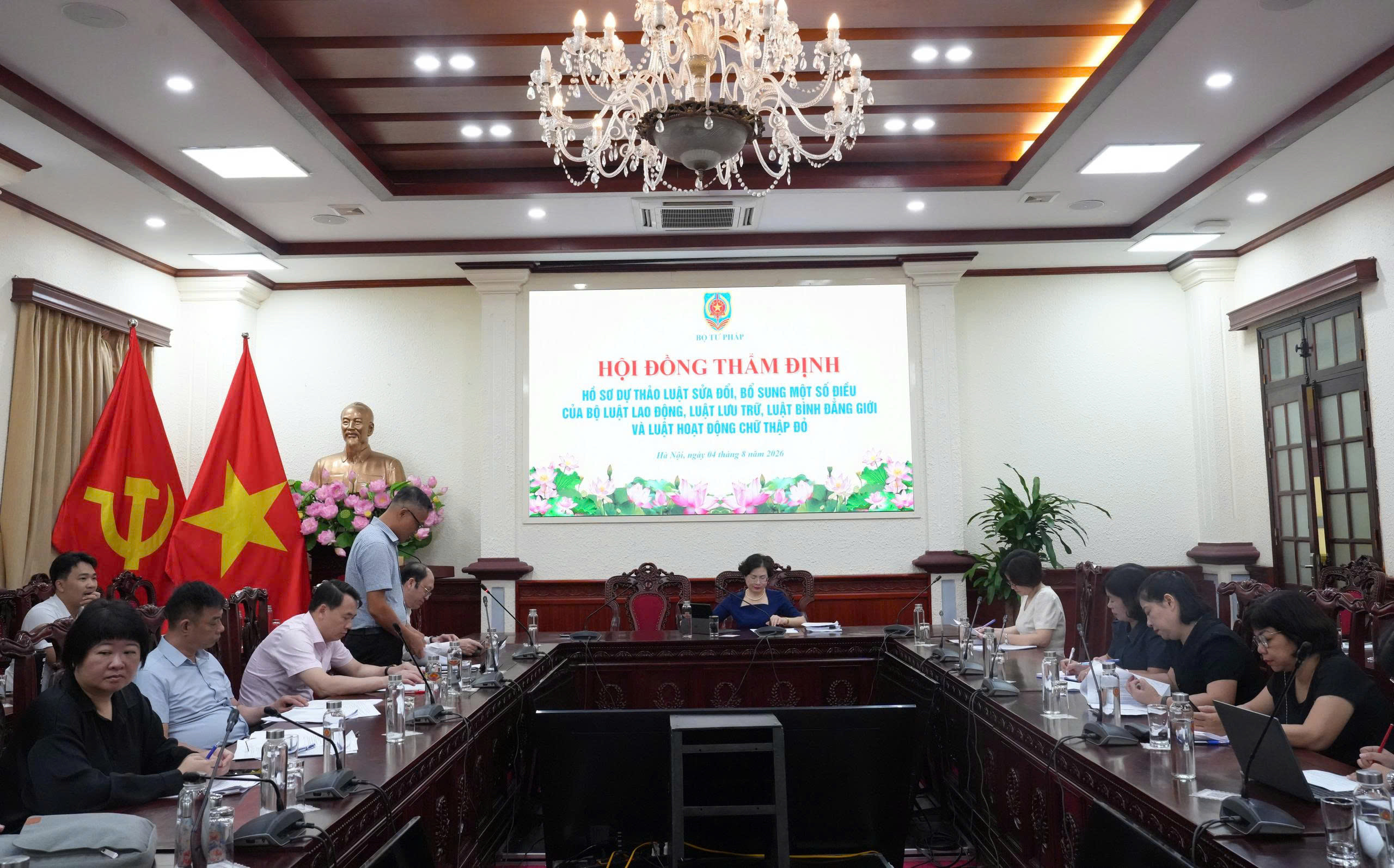 Ảnh đại diện bài viết: quang cảnh cuộc họp hội đồng thẩm định. (ảnh: h.mây)