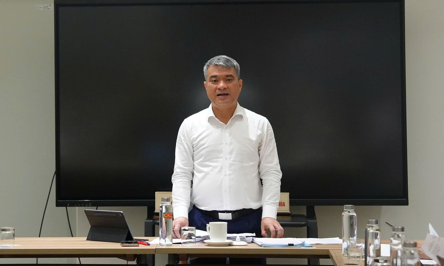 Thứ trưởng Bộ Tư pháp Nguyễn Thanh Tú chủ trì cuộc họp Hội đồng thẩm định. (Ảnh trong bài: H.M)