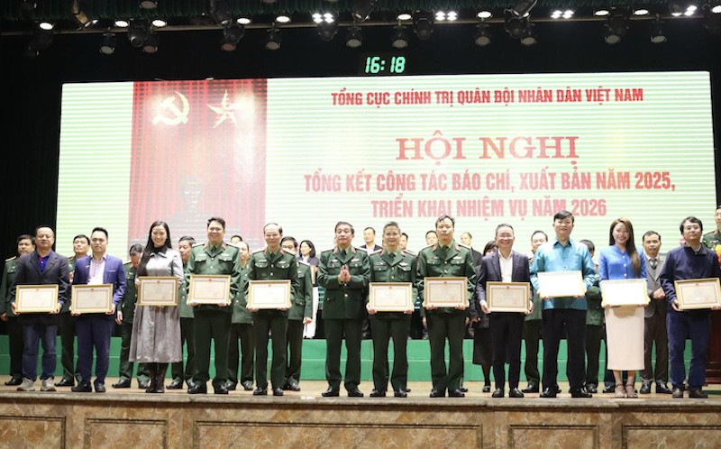 Báo Pháp luật Việt Nam nhận Bằng khen của Bộ Quốc phòng