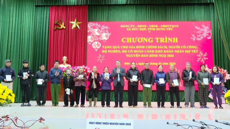 ​Bộ trưởng Bộ Tư pháp Nguyễn Hải Ninh trao, tặng quà Tết tại xã Đức Hợp, tỉnh Hưng Yên