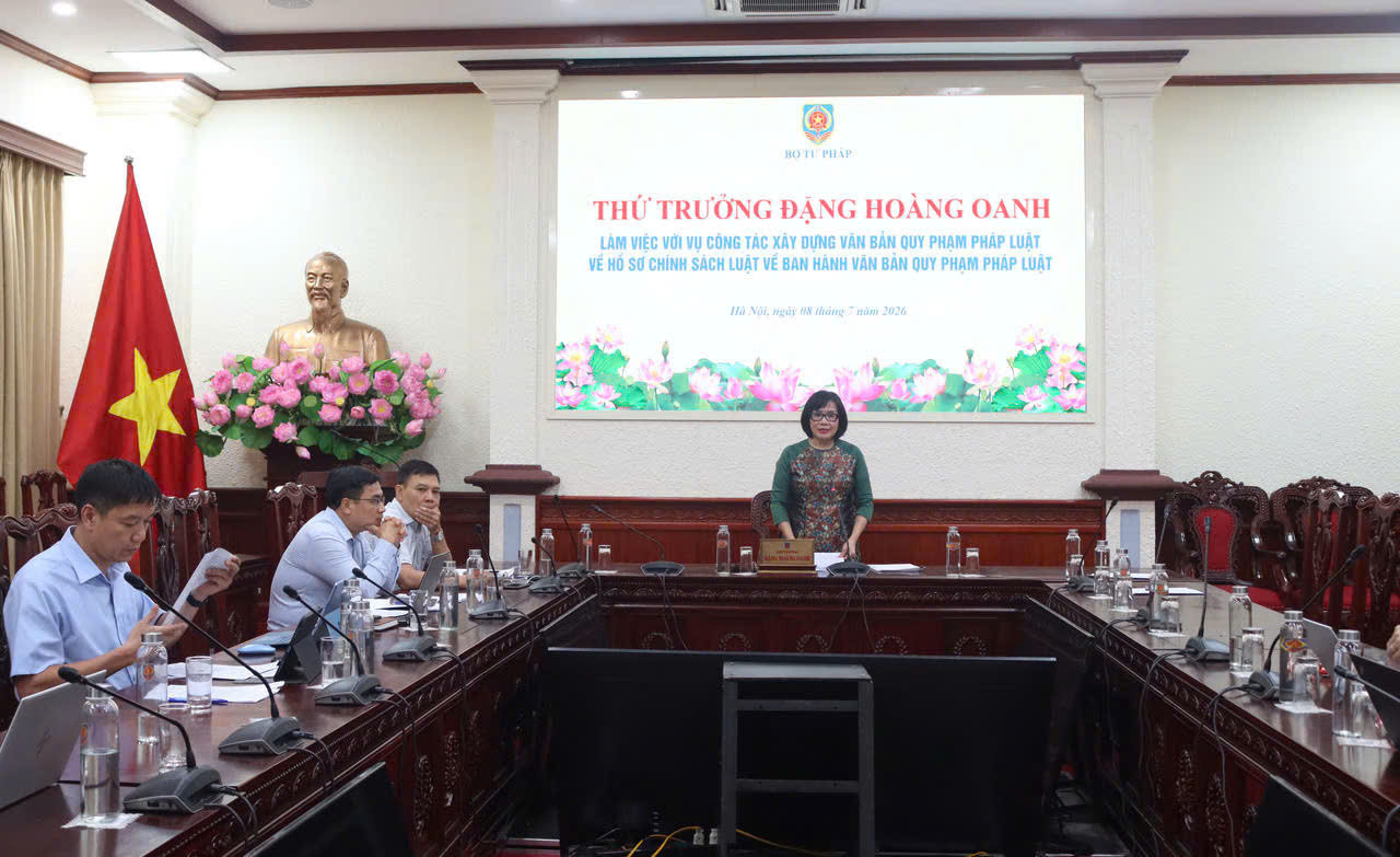 Thứ trưởng Đặng Hoàng Oanh chủ trì buổi làm việc.