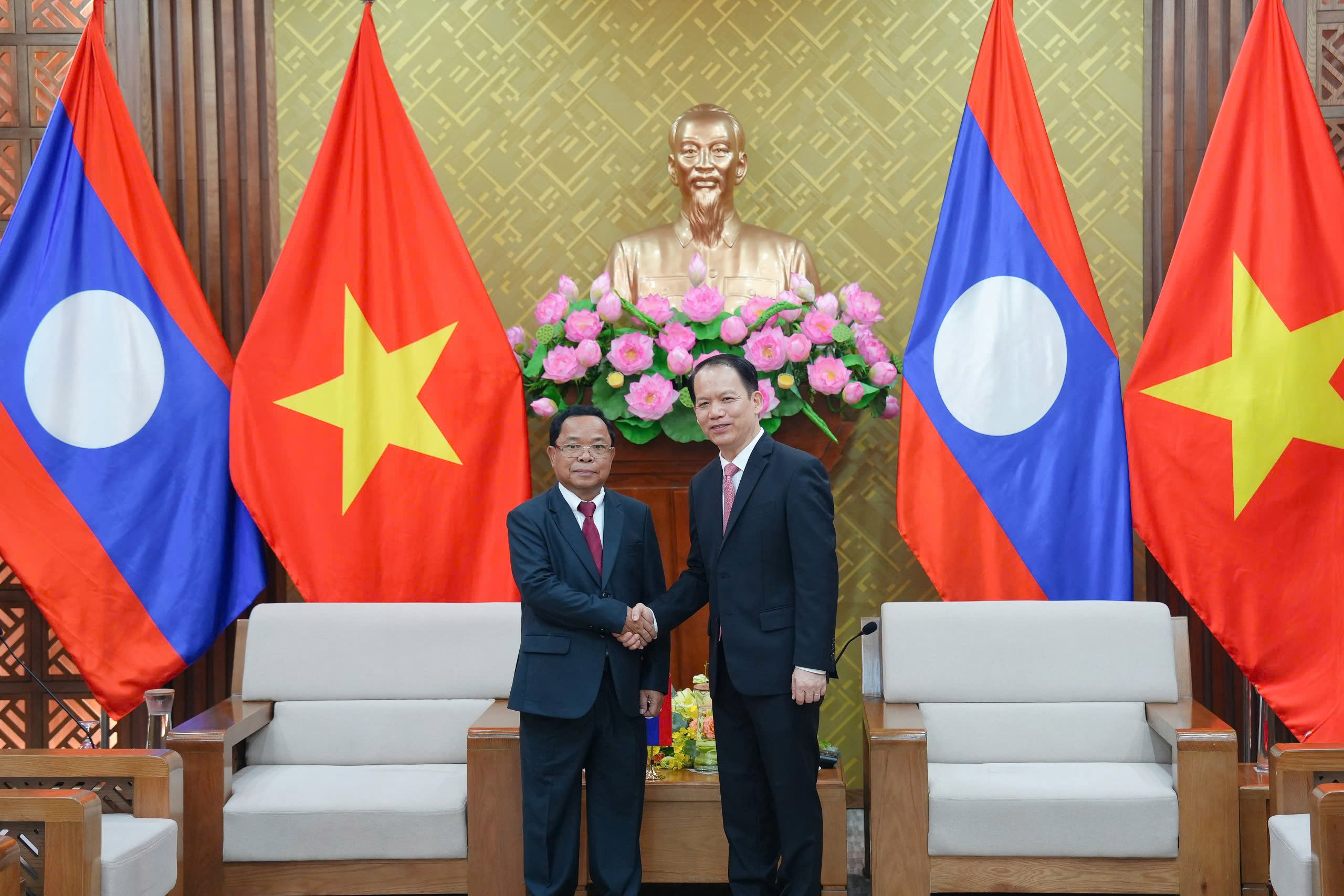 Bộ trưởng Hoàng Thanh Tùng và Phó Thủ tướng Chính phủ, Bộ trưởng Bộ Tư pháp Lào Khăm-phăn Phôm-ma-thắt.